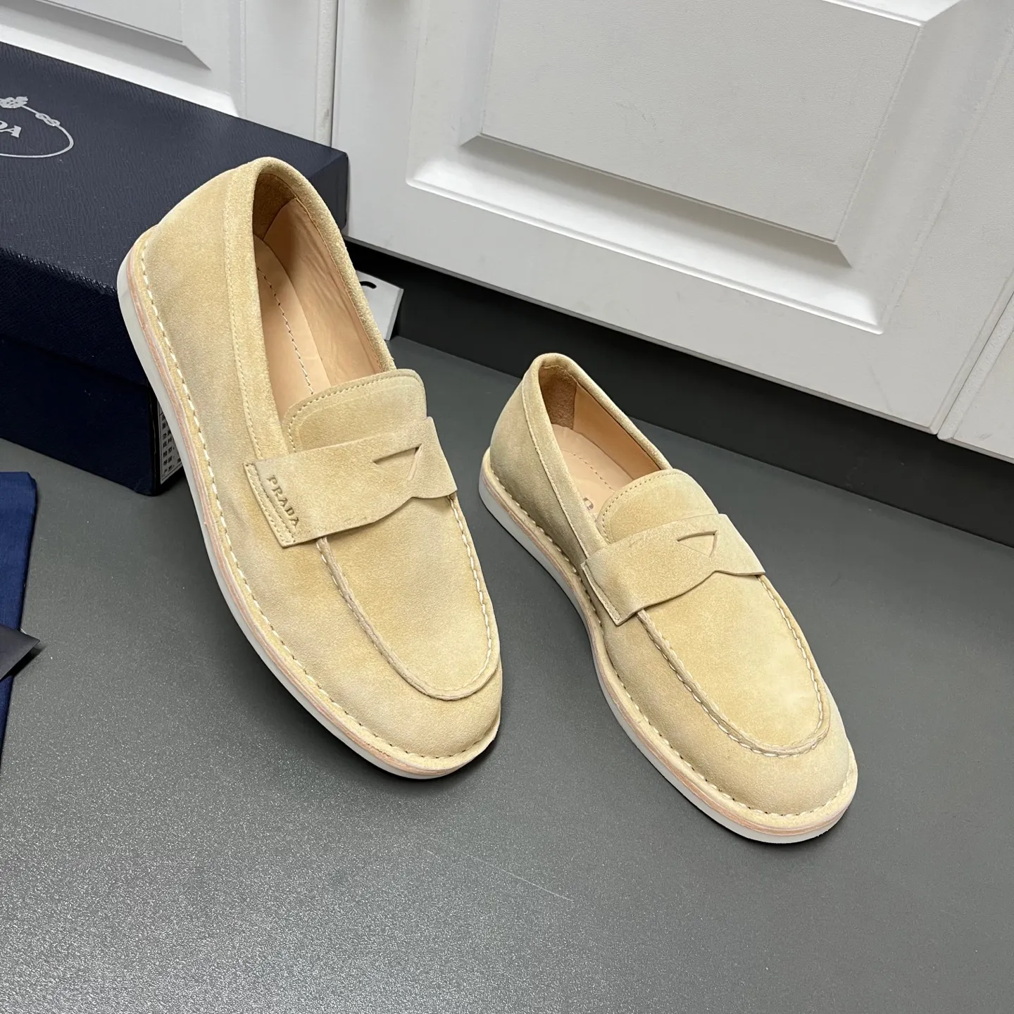 💰840 Prada men’s new suede leather loafers. Made of flocked cow second-layer leather, they combine classic design with handmade details, blending sophistication with casual comfort. Hot-stamped logo on the outside, topstitched seams on the skirt, 1.5cm white rubber sole with leather welt, dyed calfskin lining, silver-labeled cowhide feet, simple and elegant style, comes with a full set of original packaging dust bag! C leather shoe size: 39/40/41/42/43/44 Khaki Welcome to order